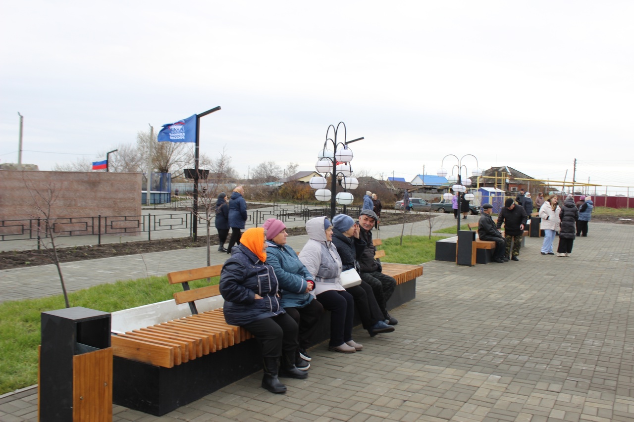 В Рождественке торжественно открыли обновленный сквер | 07.11.2023 |  Увельский - БезФормата